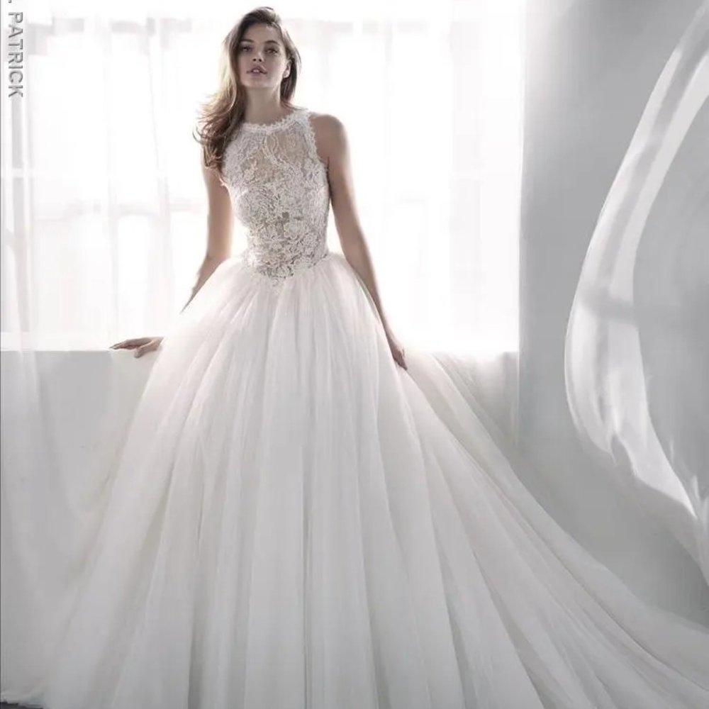 Elegant White Lace Ball Gown Wedding Dress